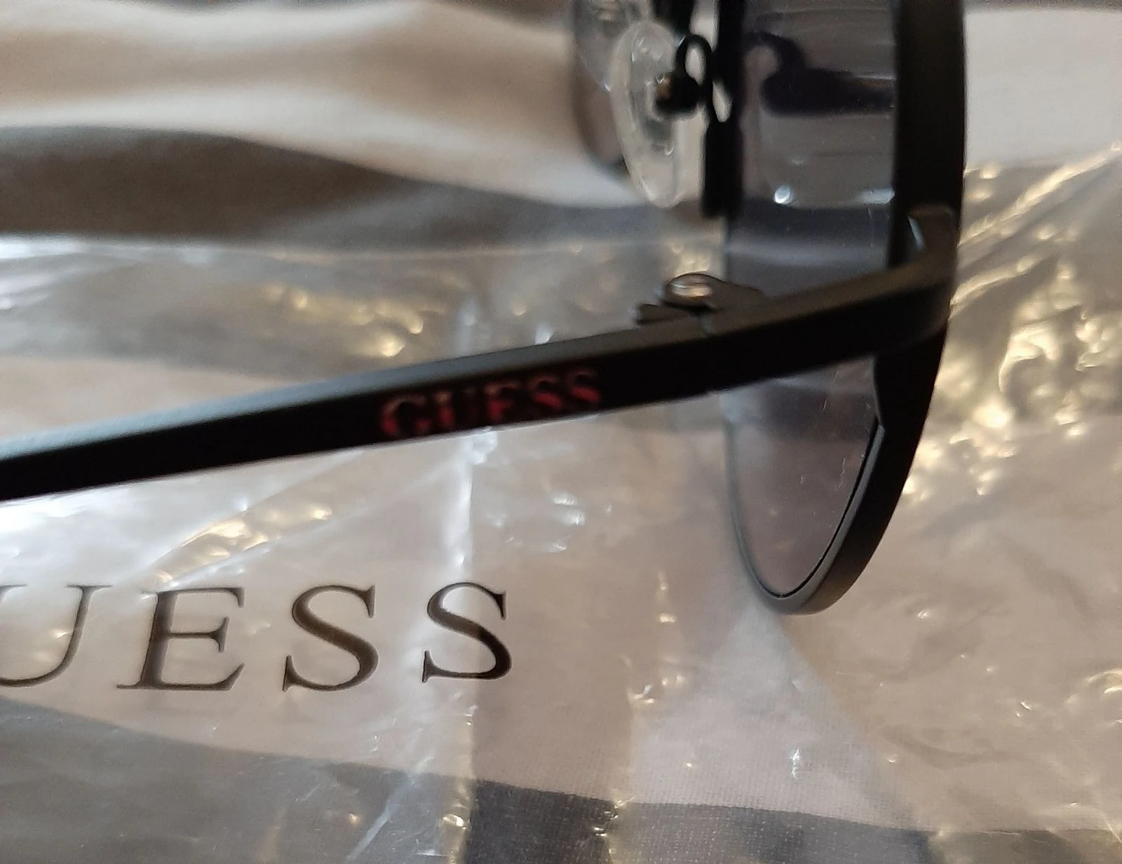 Lunettes de soleil aviateur strass cœur Guess neuves – photo 4